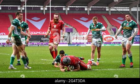 Llanelli, Wales. 20. Februar 2021. Sione Kalamafoni von Scarlets punktet am 20. Februar 2021 beim Guinness PRO14-Spiel zwischen Scarlets und Benetton im Parc y Scarlets in Llanelli, Wales, Großbritannien, mit dem fünften Versuch seiner Seite. Sportstadien in ganz Großbritannien unterliegen aufgrund der Coronavirus-Pandemie weiterhin strengen Beschränkungen, da staatliche Gesetze zur sozialen Distanzierung Fans innerhalb von Veranstaltungsorten verbieten, was dazu führt, dass Spiele hinter verschlossenen Türen gespielt werden. Quelle: Duncan Thomas/Majestic Media. Stockfoto