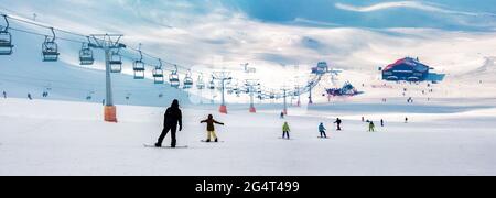 Tochal ist ein Berg- und Skiresort auf der Alborz-Bergkette, angrenzend an die Metropolregion Teheran im Norden des Iran. Stockfoto