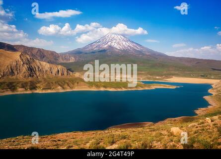 Der Mount Damavand, ein potentiell aktiver Vulkan, ist ein Stratovulkan, der der höchste Gipfel im Iran und der höchste Vulkan in Asien ist. / Lar National Park. Stockfoto
