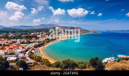 Griechische Feiertage, schöne Kalyves Dorf mit türkisblauem Meer auf der Insel Kreta, Griechenland. Anzeigen von Kalyves Beach, Kreta. Touristen entspannen am Strand und Stockfoto