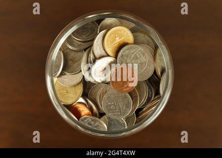 Draufsicht auf Münzen in der Flasche. Nahaufnahme der Münzen. Investitions- und Sparkonzept Stockfoto