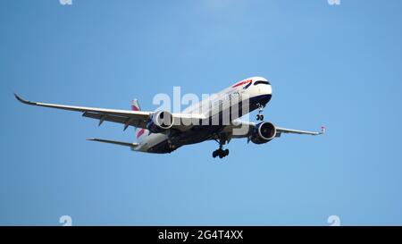 British Airways Airbus A350 bereitet sich auf die Landung am Chicago O'Hare International Airport vor. Stockfoto