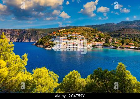 ASSOS Dorf in Kefalonia, Griechenland. Türkisfarbene Bucht im Mittelmeer mit schönen bunten Häusern in Assos Dorf in Kefalonia, Griechenland, I Stockfoto