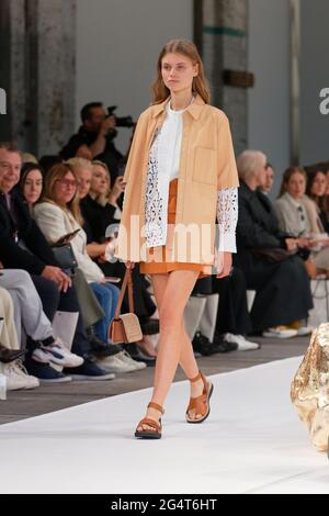 Ein Model läuft während der Oroton Show während der Afterpay Australian Fashion Week Resort 2022 Collections bei Carriageworks am 1. Juni 2021 i auf dem Laufsteg Stockfoto