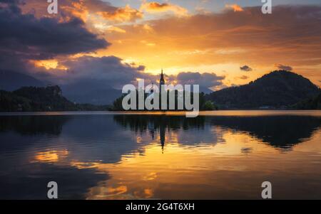 Der See von Bled Slowenien. Schönen Sonnenaufgang über der See Bled mit kleinen Wallfahrtskirche. Die meisten berühmten slowenischen See und Insel mit Wallfahrtskirche o Bled Stockfoto