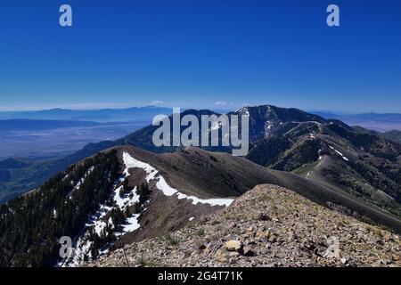 Rocky Mountains Lowe Peak Blick auf die Oquirrh Range in Richtung Utah Lake, Timpanogos, Wasatch Front bei der Rio Tinto Bingham Copper Mine, im Frühjahr. Utah. Vereint Stockfoto