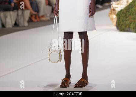 Ein Model läuft während der Oroton Show während der Afterpay Australian Fashion Week Resort 2022 Collections bei Carriageworks am 1. Juni 2021 i auf dem Laufsteg Stockfoto