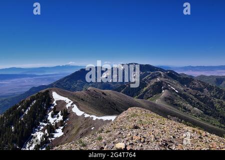 Rocky Mountains Lowe Peak Blick auf die Oquirrh Range in Richtung Utah Lake, Timpanogos, Wasatch Front bei der Rio Tinto Bingham Copper Mine, im Frühjahr. Utah. Vereint Stockfoto