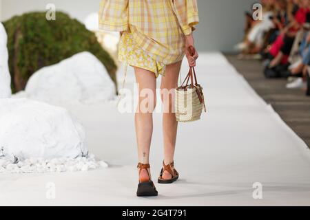 Ein Model läuft während der Oroton Show während der Afterpay Australian Fashion Week Resort 2022 Collections bei Carriageworks am 1. Juni 2021 i auf dem Laufsteg Stockfoto