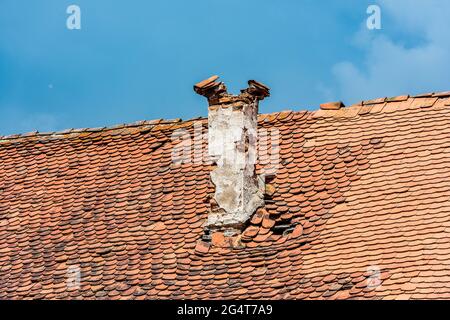 Alter Ziegelkamin. Ziegelkamin aus dem Kamin in einem alten verlassenen Gebäude. Stockfoto