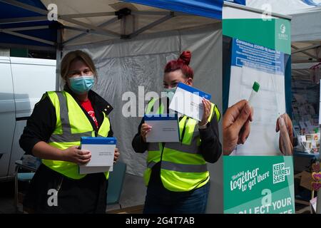 Staines-upon-Thames, Surrey, Großbritannien. Juni 2021. Auf dem Markt wurden heute kostenlose NHS-Testpakete für laterale Durchflussmessung an Passanten vergeben. Das Ende der Covid-19-Beschränkungen wird nun voraussichtlich ab dem 19. Juli in England stattfinden. Einige Leute freuen sich darauf, ihre Gesichtsmasken dann möglicherweise zu verwerfen, während andere sehr vorsichtig über den Anstieg der positiven Covid-19-Fälle in der indischen Variante bleiben. Quelle: Maureen McLean/Alamy Live News Stockfoto