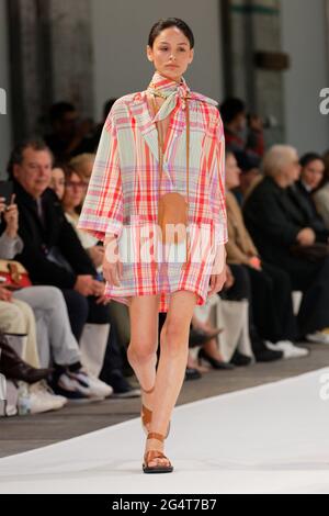 Tahlia Dunn läuft während der Oroton Show während der Afterpay Australian Fashion Week Resort 2022 Collections am 1. Juni 20 auf der Piste Stockfoto