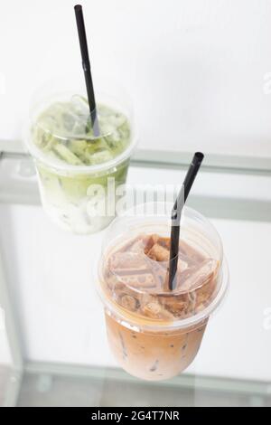 Iced Milk Coffee und Green Tea Drink, Stock Foto Stockfoto