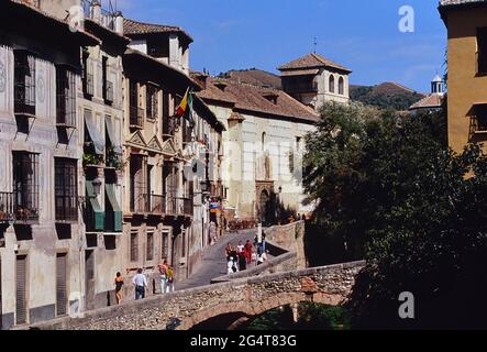 Die Espinosa-Brücke, Carrera del Darro, Kloster Santa Catalina de Zafra, Granada, Andalusien, Spanien Stockfoto