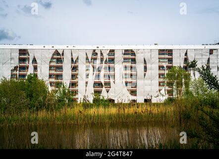 Apartmentgebäude in Gerüsten und Abdeckungen verpackt Stockfoto