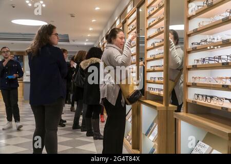 New York, USA. Februar 2018. Kunden im Warby Parker Brillen-Geschäft im Grand Central Terminal in New York am Freitag, den 16. Februar 2018. Es wird berichtet, dass Warby Parker ein erstes öffentliches Angebot beantragt hat. (Foto von Richard B. Levine) Quelle: SIPA USA/Alamy Live News Stockfoto