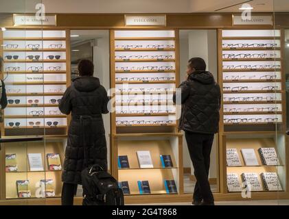 New York, USA. Februar 2018. Kunden im Warby Parker Brillen-Geschäft im Grand Central Terminal in New York am Freitag, den 16. Februar 2018. Es wird berichtet, dass Warby Parker ein erstes öffentliches Angebot beantragt hat. (Foto von Richard B. Levine) Quelle: SIPA USA/Alamy Live News Stockfoto