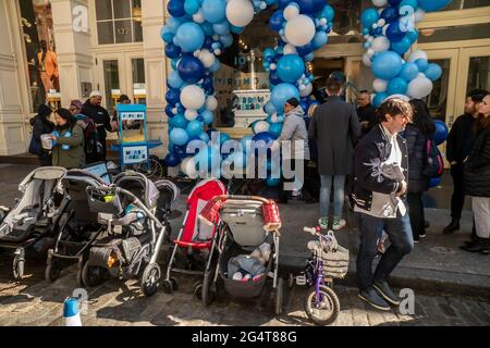 New York, USA. März 2020. Besucher des Warby Parker Brillen-Stores in Soho in New York feiern am Samstag, den 7. März 2020, das 10-jährige Jubiläum des optischen Geschäfts mit einem Branding-Event. Es wird berichtet, dass Warby Parker ein erstes öffentliches Angebot beantragt hat. (Foto von Richard B. Levine) Quelle: SIPA USA/Alamy Live News Stockfoto