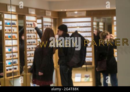 New York, USA. Februar 2018. Kunden im Warby Parker Brillen-Geschäft im Grand Central Terminal in New York am Freitag, den 16. Februar 2018. Es wird berichtet, dass Warby Parker ein erstes öffentliches Angebot beantragt hat. (Foto von Richard B. Levine) Quelle: SIPA USA/Alamy Live News Stockfoto