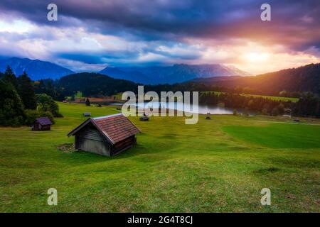Panoramablick morgen Szene von Wagenbruchsee (geroldsee) See mit Zugspitze im Hintergrund. Erstaunlich herbst Blick auf die Bayerischen Alpen, Deutschland, Stockfoto