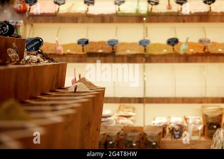 Kemer, Türkei - 25. Mai 2021: Große Auswahl an Gewürzen in einem türkischen Souvenirladen. Auswahl an Gewürzen im Geschenkeladen für ein Geschenk. Hohe Qua Stockfoto
