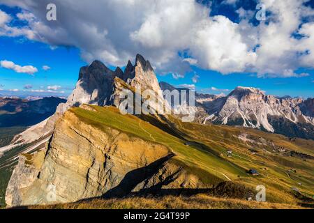 Blick auf Seceda Peak. Trentino Südtirol, Dolomiten, Alpen, Südtirol, Italien. Geisler, Gröden. Majestic Furchetta Peak. Odles Gruppe s Stockfoto