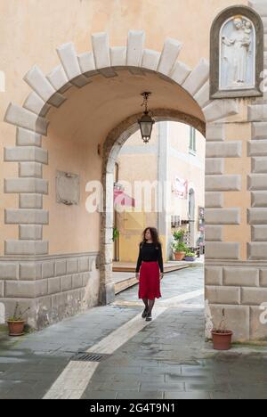 Sorano (Italien) - Eine alte mittelalterliche Stadt an einem Tuffstein in der Provinz von Grosseto, Toskana Region, wissen Sie, wie die kleinen Matera. Stockfoto