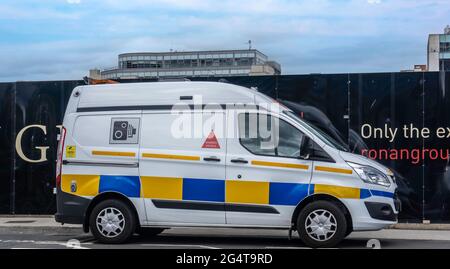 Ein Go Safe-Minibus parkte an den North Quays in Dublin, Irland. Im Auftrag der Polizei überwachen die Transporter Geschwindigkeitsverletzungen. Stockfoto