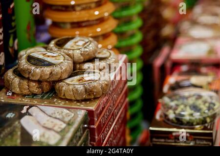 Kemer, Türkei - Mai, 25: Türkische Genüsse auf der Theke im Hypermarkt. Türkischer Delikatessen-Laden. Unscharfer Hintergrund. Speicherplatz kopieren. Stockfoto