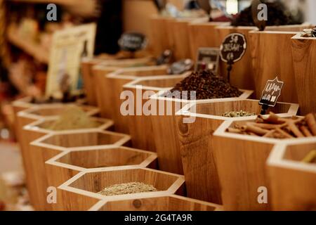 Kemer, Türkei - 25. Mai 2021: Große Auswahl an Gewürzen in einem türkischen Souvenirladen. Auswahl an Gewürzen im Geschenkeladen für ein Geschenk. Hohe Qua Stockfoto
