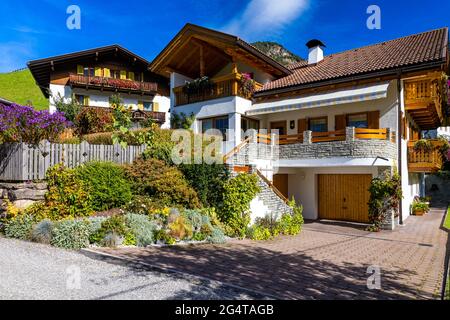 Blick auf die Straße von Santa Maddalena (Santa Magdalena) Dorf, Val di Funes Tal, Trentino Alto Adige, Südtirol, Italien, Europa. Santa Maddalena Stockfoto