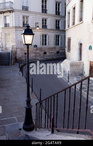 Blick am frühen Morgen auf die Rue des Ursins und die Rue des Chantres - eine kleine geschwungene Straße durch Ile-de-la-Cite, Paris, Frankreich Stockfoto