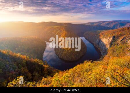 Schöne Vyhlidka Maj, Lookout Maj, in der Nähe von Teletin, Tschechische Republik. Die Mäander des Flusses Moldau von bunten Herbst Wald umgeben Gesehen von oben. Stockfoto