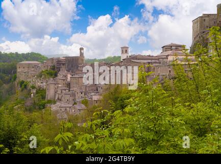 Sorano (Italien) - Eine alte mittelalterliche Stadt an einem Tuffstein in der Provinz von Grosseto, Toskana Region, wissen Sie, wie die kleinen Matera. Stockfoto