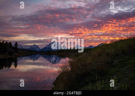 Farbenfroher Sonnenuntergang, Oxbow Bend, Grand Teton National Park, Wyoming Stockfoto