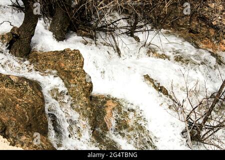 Der Cabriel Fluss mit kristallklarem Wasser und umgeben von grüner Vegetation in den Bergen von Albacete, Spanien Stockfoto