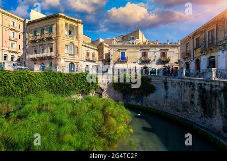 Der Brunnen von Arethusa und Siracusa (Syrakus) an einem sonnigen Sommertag. Sizilien, Italien. Der Brunnen von Arethusa in Ortygia, historisches Zentrum von Syrac Stockfoto