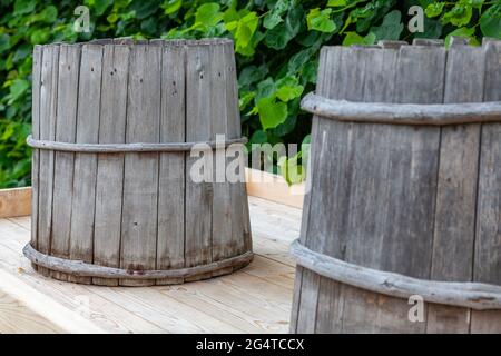 Zwei alte Holzfässer zum Beizen von Gurken. Stockfoto