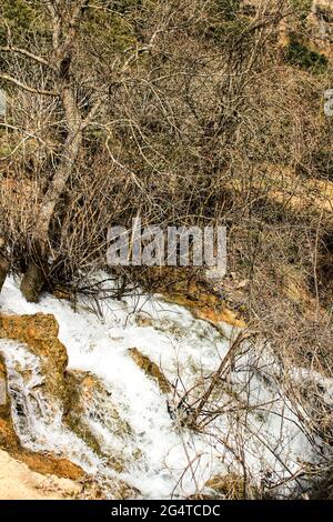 Der Cabriel Fluss mit kristallklarem Wasser und umgeben von grüner Vegetation in den Bergen von Albacete, Spanien Stockfoto