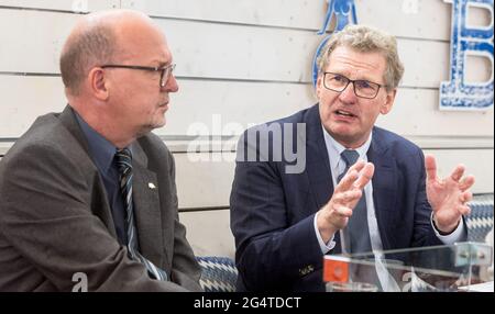 Timmendorfer Strand, Deutschland. Juni 2021. Bernd Buchholz (FDP, r ), Schleswig-Holsteins Tourismusminister, spricht mit Journalisten über die Lage der Tourismusbranche, während Jörg Weber, Vorsitzender des Ostsee-Holstein-Tourismus e.V. (OHT), mit Journalisten über die Lage der Tourismusbranche spricht. Quelle: Markus Scholz/dpa/Alamy Live News Stockfoto