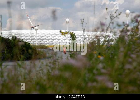 München, Deutschland. Juni 2021. Allianz Arena. Die bayerische Hauptstadt München am Spieltag des Euro 2020-Spiels Deutschland Ungarn am 23. Juni 2021. Die Münchner stadtverwaltung wollte die Allianz Arena als Zeichen für Vielfalt in den LGBTQ-Regenbogenfarben erstrahlen lassen, aber die UEFA blockierte sie. Ungarn hat gerade ein Gesetz verabschiedet, das es Kindern und Jugendlichen verbietet, queeres Leben zu zeigen. (Foto: Alexander Pohl/Sipa USA) Quelle: SIPA USA/Alamy Live News Stockfoto