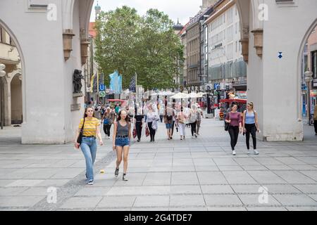 München, Deutschland. Juni 2021. Die bayerische Hauptstadt München am Spieltag des Euro 2020-Spiels Deutschland Ungarn am 23. Juni 2021. Die Münchner stadtverwaltung wollte die Allianz Arena als Zeichen für Vielfalt in den LGBTQ-Regenbogenfarben erstrahlen lassen, aber die UEFA blockierte sie. Ungarn hat gerade ein Gesetz verabschiedet, das es Kindern und Jugendlichen verbietet, queeres Leben zu zeigen. (Foto: Alexander Pohl/Sipa USA) Quelle: SIPA USA/Alamy Live News Stockfoto