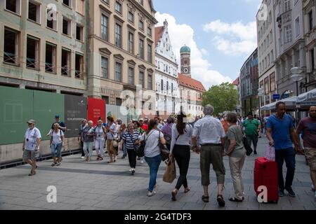 München, Deutschland. Juni 2021. Die bayerische Hauptstadt München am Spieltag des Euro 2020-Spiels Deutschland Ungarn am 23. Juni 2021. Die Münchner stadtverwaltung wollte die Allianz Arena als Zeichen für Vielfalt in den LGBTQ-Regenbogenfarben erstrahlen lassen, aber die UEFA blockierte sie. Ungarn hat gerade ein Gesetz verabschiedet, das es Kindern und Jugendlichen verbietet, queeres Leben zu zeigen. (Foto: Alexander Pohl/Sipa USA) Quelle: SIPA USA/Alamy Live News Stockfoto