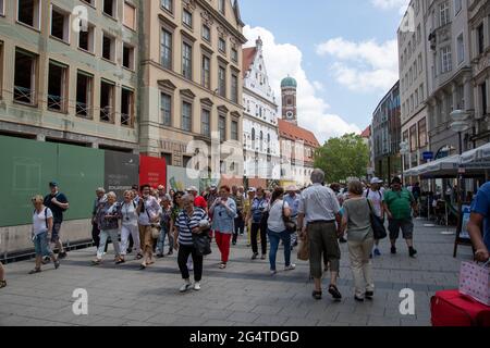 München, Deutschland. Juni 2021. Die bayerische Hauptstadt München am Spieltag des Euro 2020-Spiels Deutschland Ungarn am 23. Juni 2021. Die Münchner stadtverwaltung wollte die Allianz Arena als Zeichen für Vielfalt in den LGBTQ-Regenbogenfarben erstrahlen lassen, aber die UEFA blockierte sie. Ungarn hat gerade ein Gesetz verabschiedet, das es Kindern und Jugendlichen verbietet, queeres Leben zu zeigen. (Foto: Alexander Pohl/Sipa USA) Quelle: SIPA USA/Alamy Live News Stockfoto