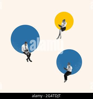 Teamarbeit. Junge Männer und Frauen, Angestellte in Geschäftskleidung, die auf abstraktem Hintergrund sitzen. Stockfoto