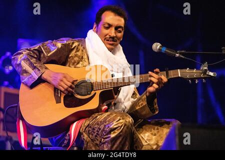 Segrate Mailand Italien. 22. Juni 2021. Der nigrische Sänger/Songwriter und Gitarrist BOMBINO spielt live im Circolo Magnolia mit dem italienischen Gitarristen Adriano Viterbini Stockfoto