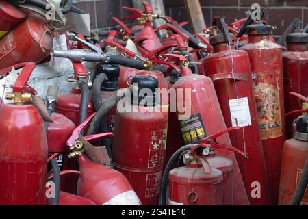 Moskau, Russland-Juni 4,2021. Entsorgung alter Feuerlöscher Stockfoto