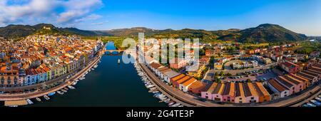 Schöne Sicht auf Bosa Stadt, Sardinien Insel, Italien. Reiseziel. Bosa Stadt mit Ponte Vecchio Brücke über den Fluss Temo. Wunderbarer Morgen Stockfoto