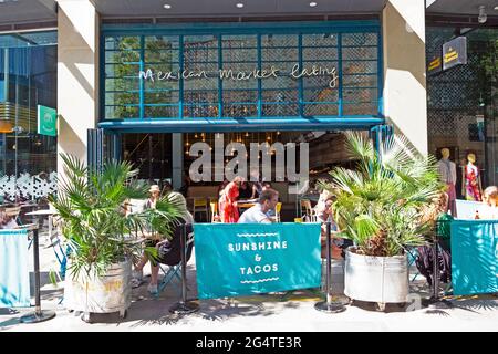 Menschen soziale Distanzierung sitzen vor Wahaca Mexikanisches Restaurant Essen und Trinken Tische in Cardiff City Centre Wales UK KATHY DEWITT Stockfoto