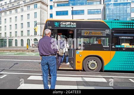 Passagiere, die an einer Bushaltestelle in Cardiff City Centre Wales, Großbritannien, IN einen Bus der Linie 27 EINSTEIGEN, KATHY DEWITT Stockfoto